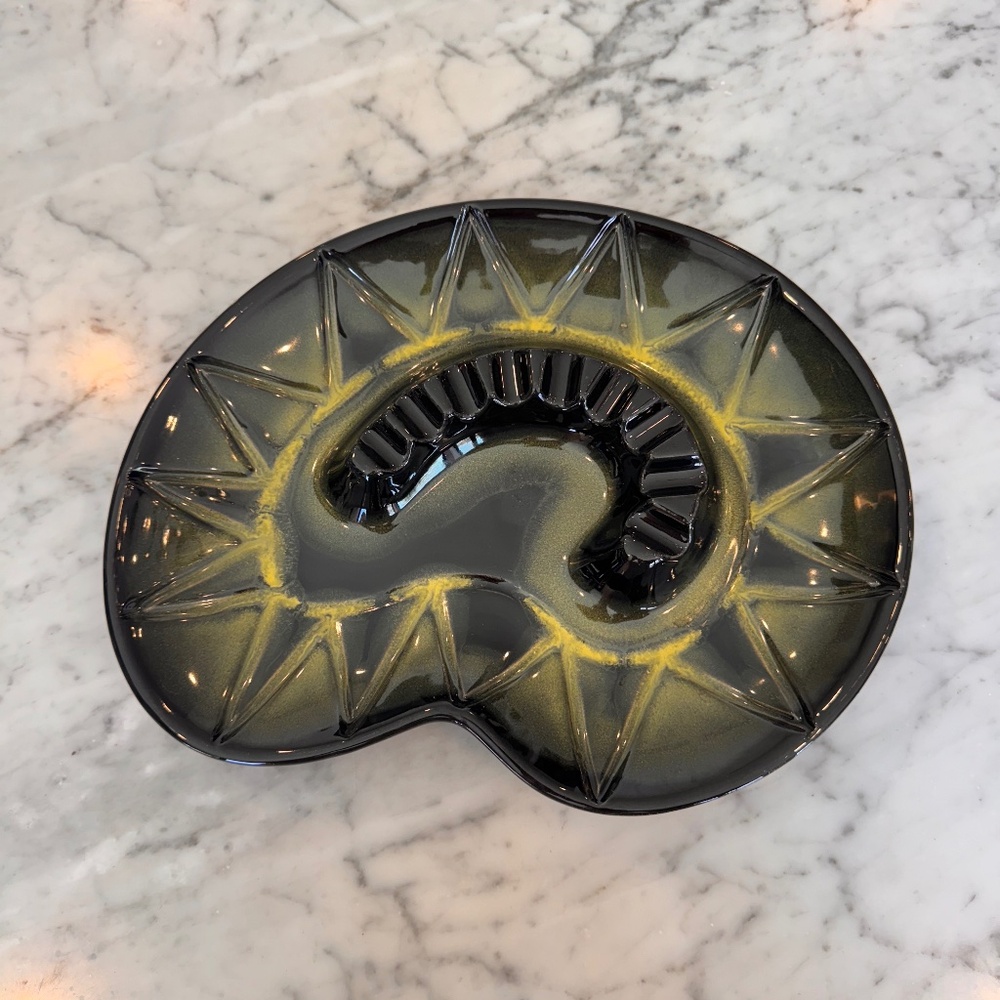 Large amoeba shaped drip glaze avocado green ashtray by Beauce Canada 2119.